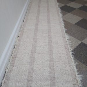 strapatý so svetlohnedými pruhmi nití – šírka 50cm