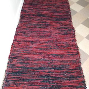 strapatý červeno-čierný  koberec – šírka 100cm