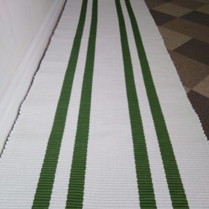 biely koberček so zelenými pruhmi š. 60 cm, vzor nite