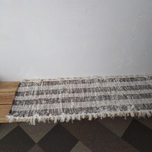 strapatý s tmavohnedými pruhmi nití š. 35 cm