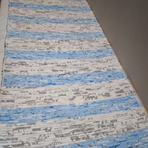 látkový sivo-modrý koberček š. 60 cm