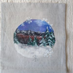 Ručne maľovaný vankúšik s motívom Zasnežené hory.