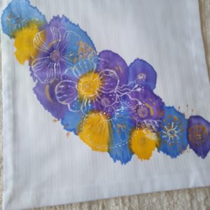 Ručne maľovaný vankúš s motívom Modrofialové kvety.