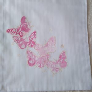 Damaškový ručne maľovaný vankúšik s motívom Ružové motýliky.